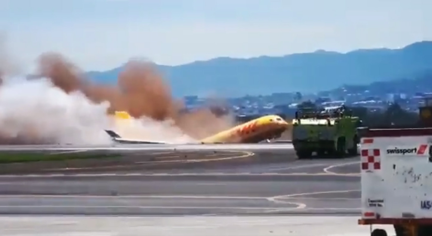 Un Boeing 757-200 patinó por la pista tras realizar un aterrizaje de emergencia