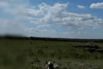 Mina antitanque rusa disparando explosivos desde arriba vista en Ucrania