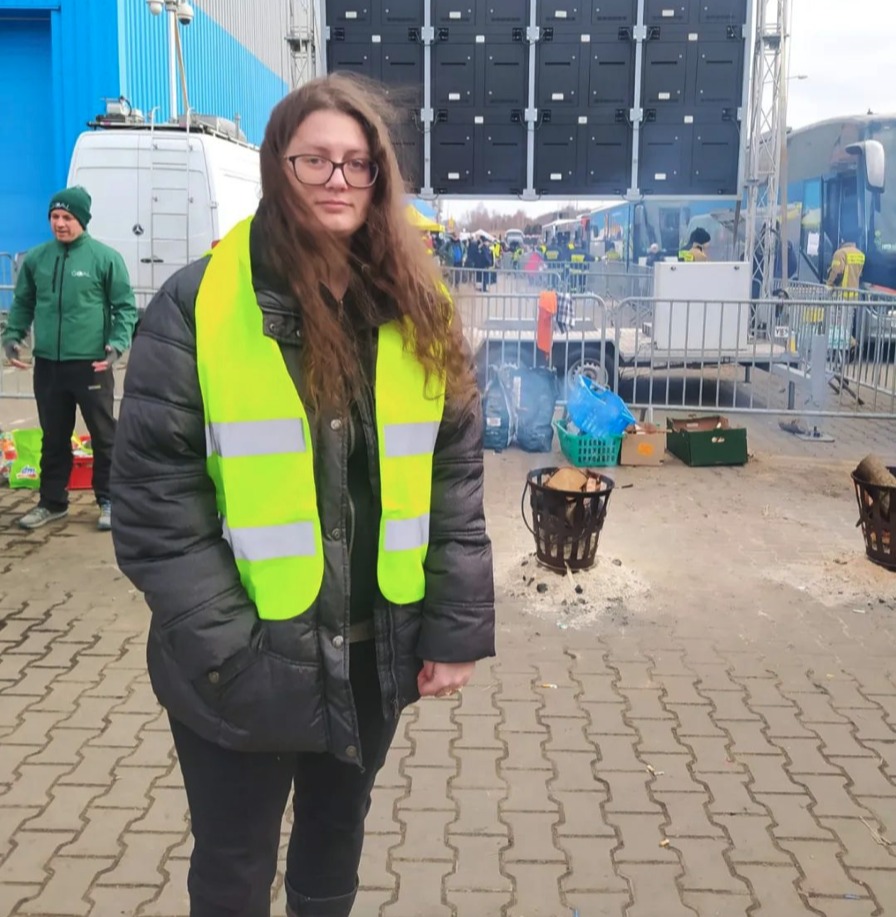 Oliwia Dabrowska se ofrece como voluntaria para ayudar a los refugiados ucranianos en Polonia