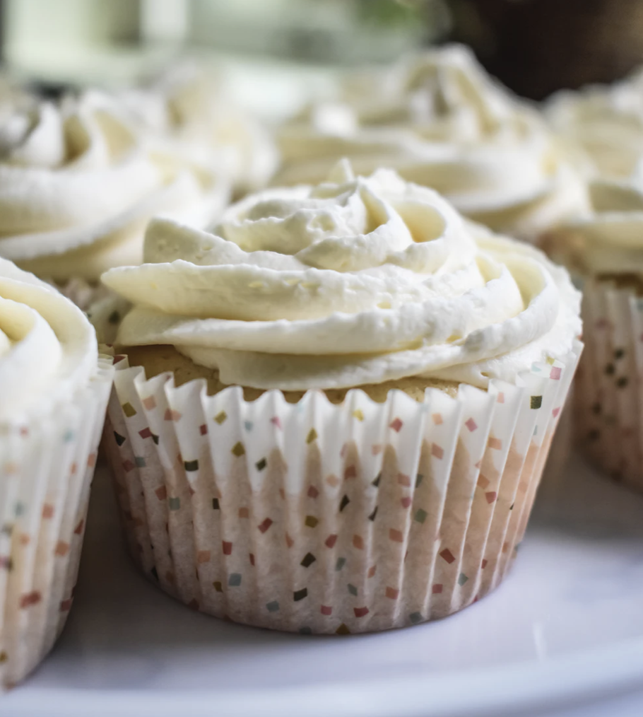 Considere hornear cupcakes de vainilla como una opción segura para sus invitados