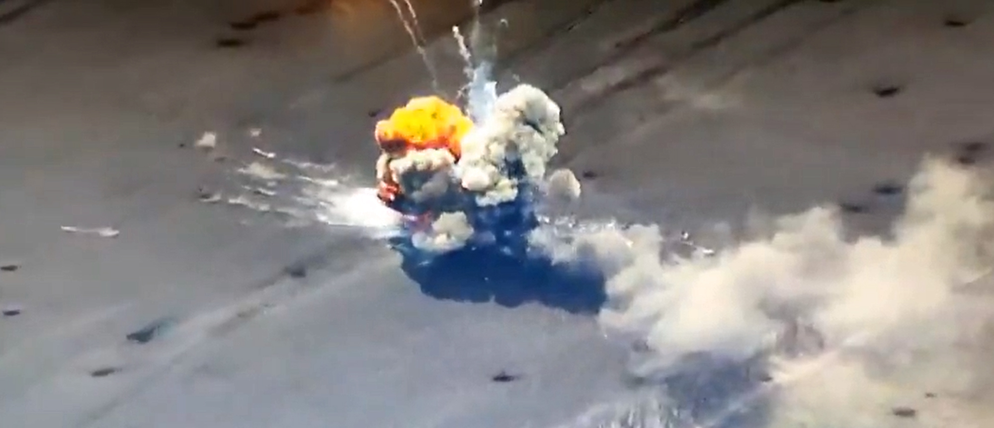 Un tanque ruso es destrozado por un cohete ucraniano