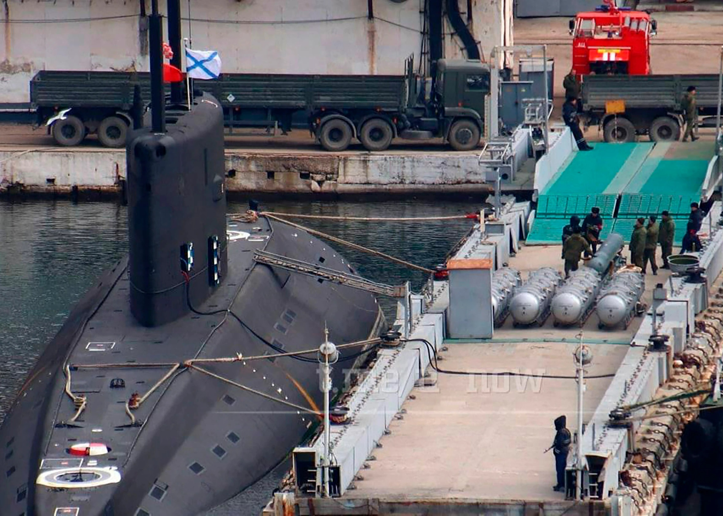 Las fotos publicadas muestran misiles de maniobra de calibre ruso que se cargan en un submarino en Crimea.