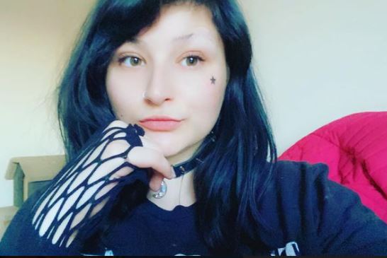 Despiden a trabajadora de restaurante de 22 años justo antes de tatuarse una estrella en la mejilla
