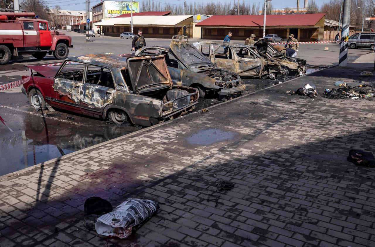 Autos calcinados frente a la estación de tren de Kramatorsk, que fue alcanzada por un ataque con cohetes rusos