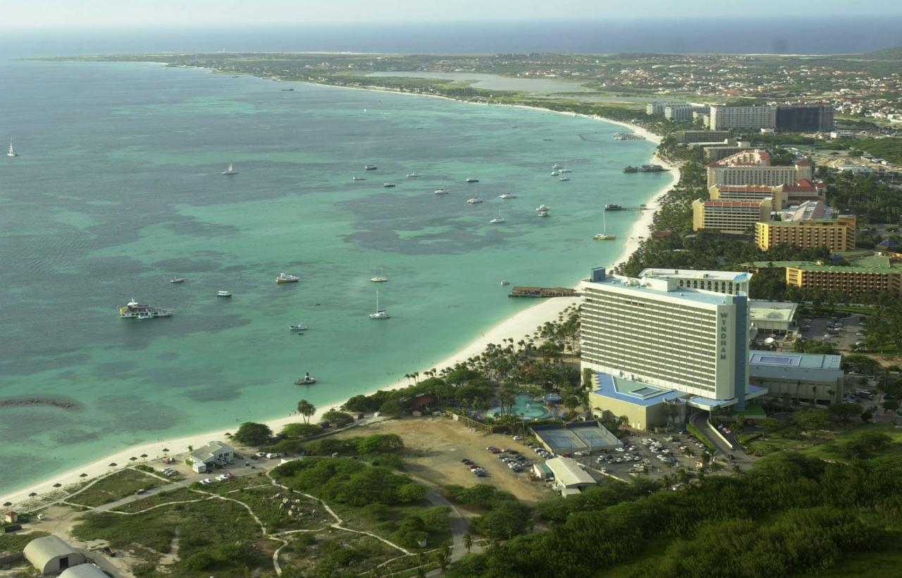 Hoteles de gran altura a lo largo de las playas del noreste de Aruba