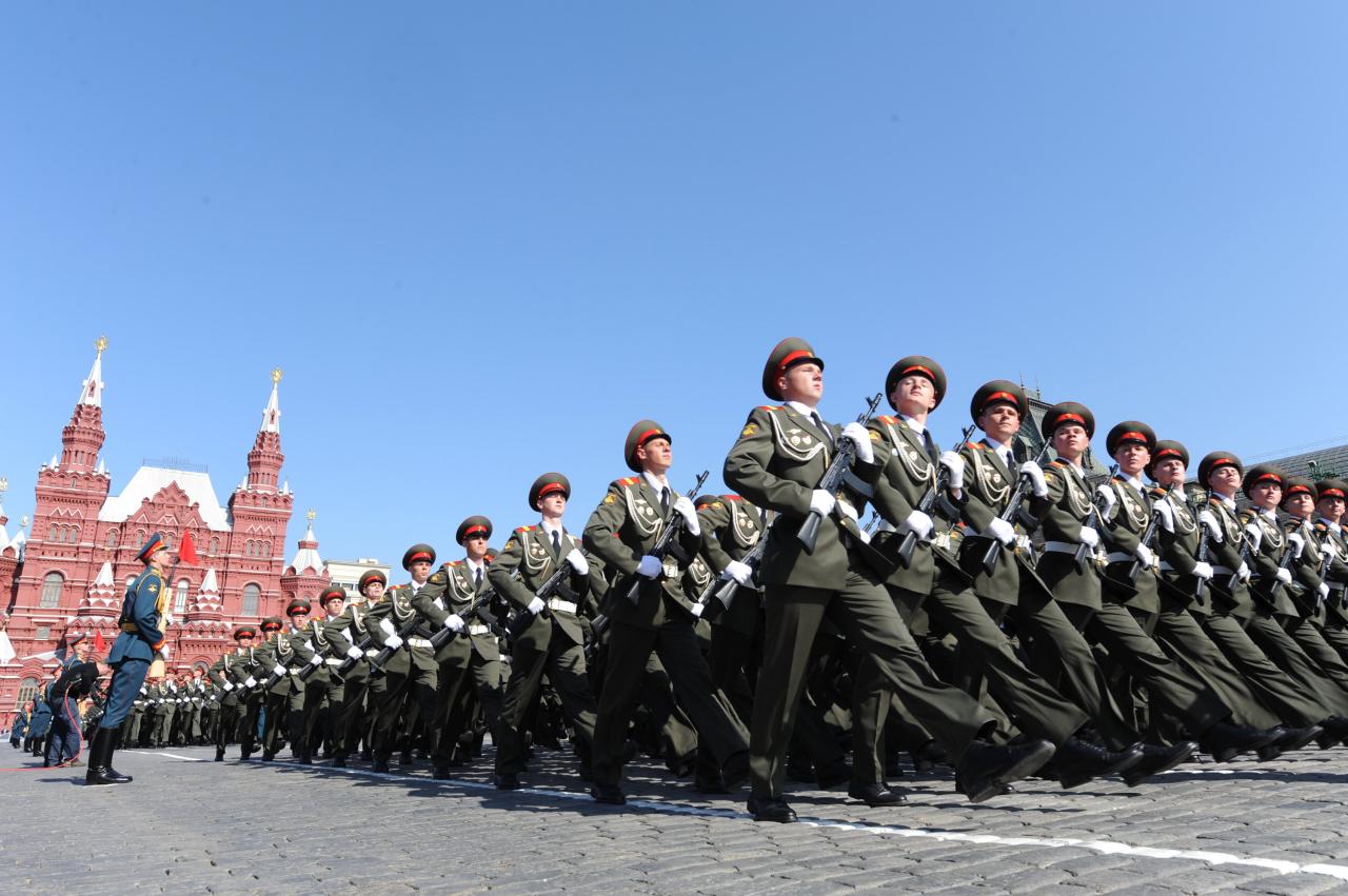 Soldados rusos con ametralladoras Kalashnikov marchan en la Plaza Roja durante el desfile nacional del Día de la Victoria en Moscú