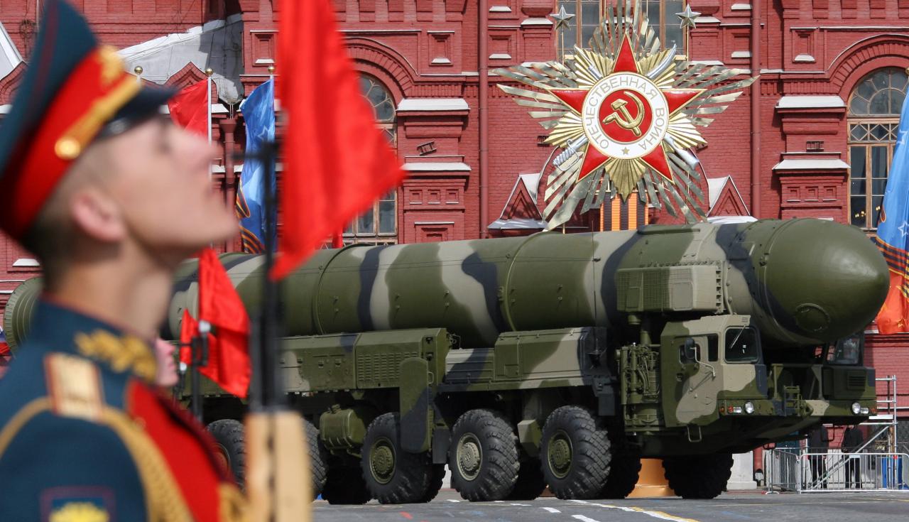 El misil balístico intercontinental ruso Topol-M pasa por la Plaza Roja en el desfile del Día de la Victoria en Moscú