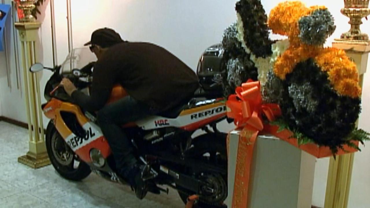     El cuerpo de David Morales fue colocado en una motocicleta durante una ceremonia de velación familiar.