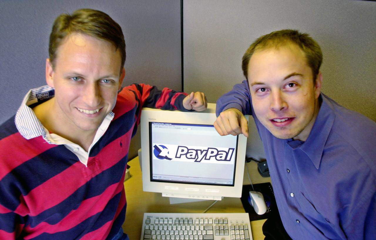 El fundador de PayPal, en la foto con el CEO Peter Thiel, ganó sus primeros millones con las ventas.