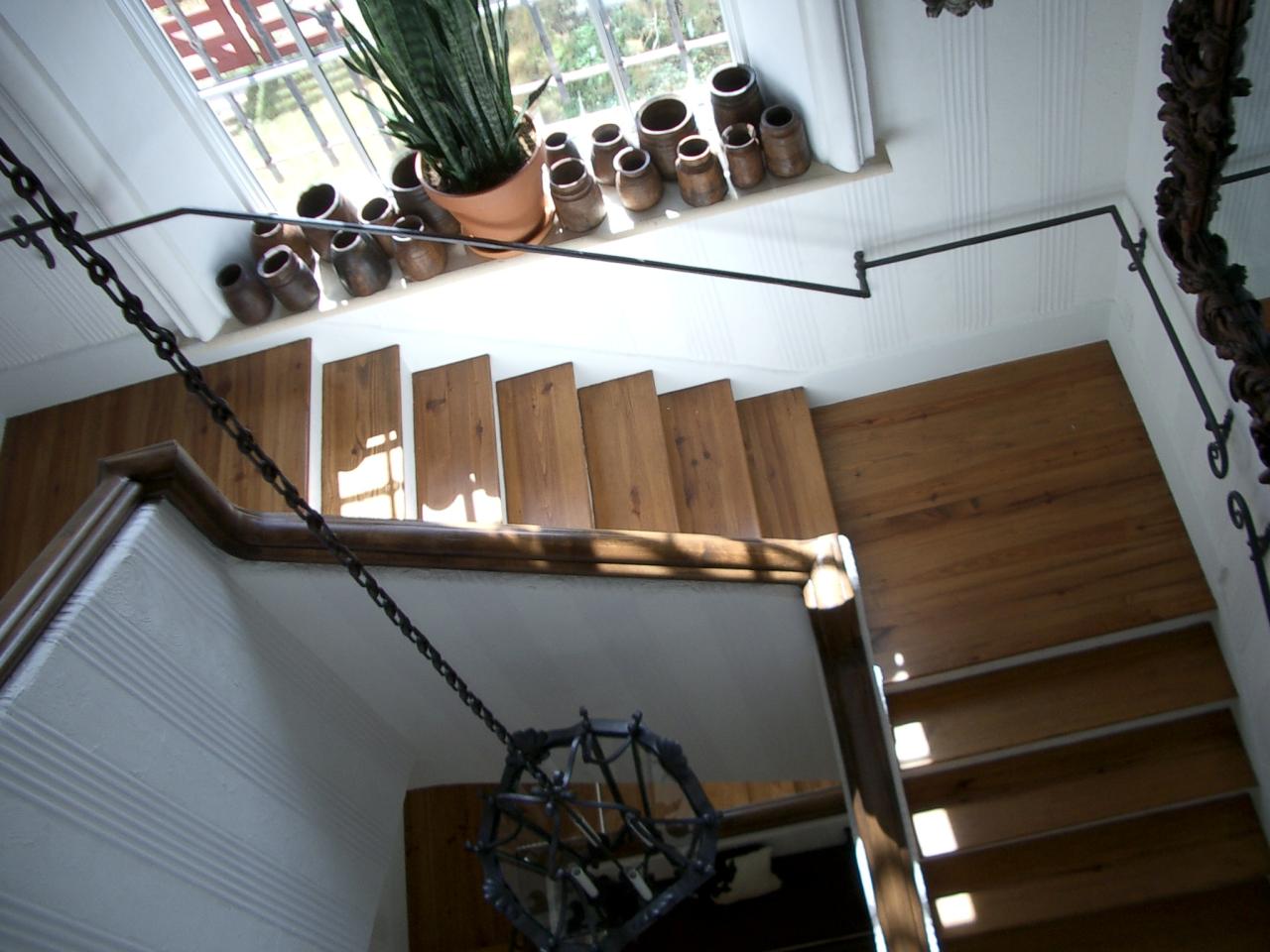 Escaleras que conducen a los pisos inferiores y al sótano de una espeluznante mansión de Nuevo México