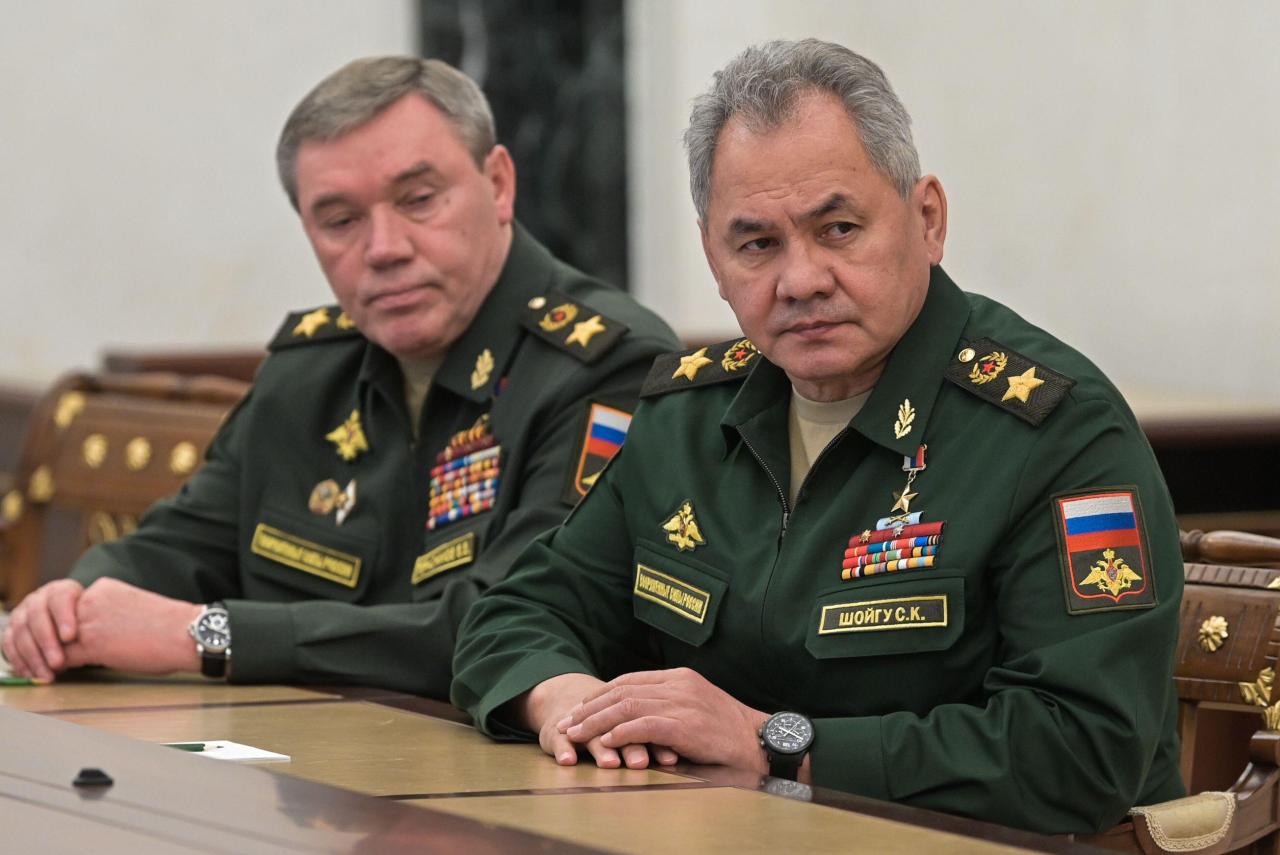 Sergei Shoigu (derecha) y Valery Gerasimov parecen estar fuera de juego