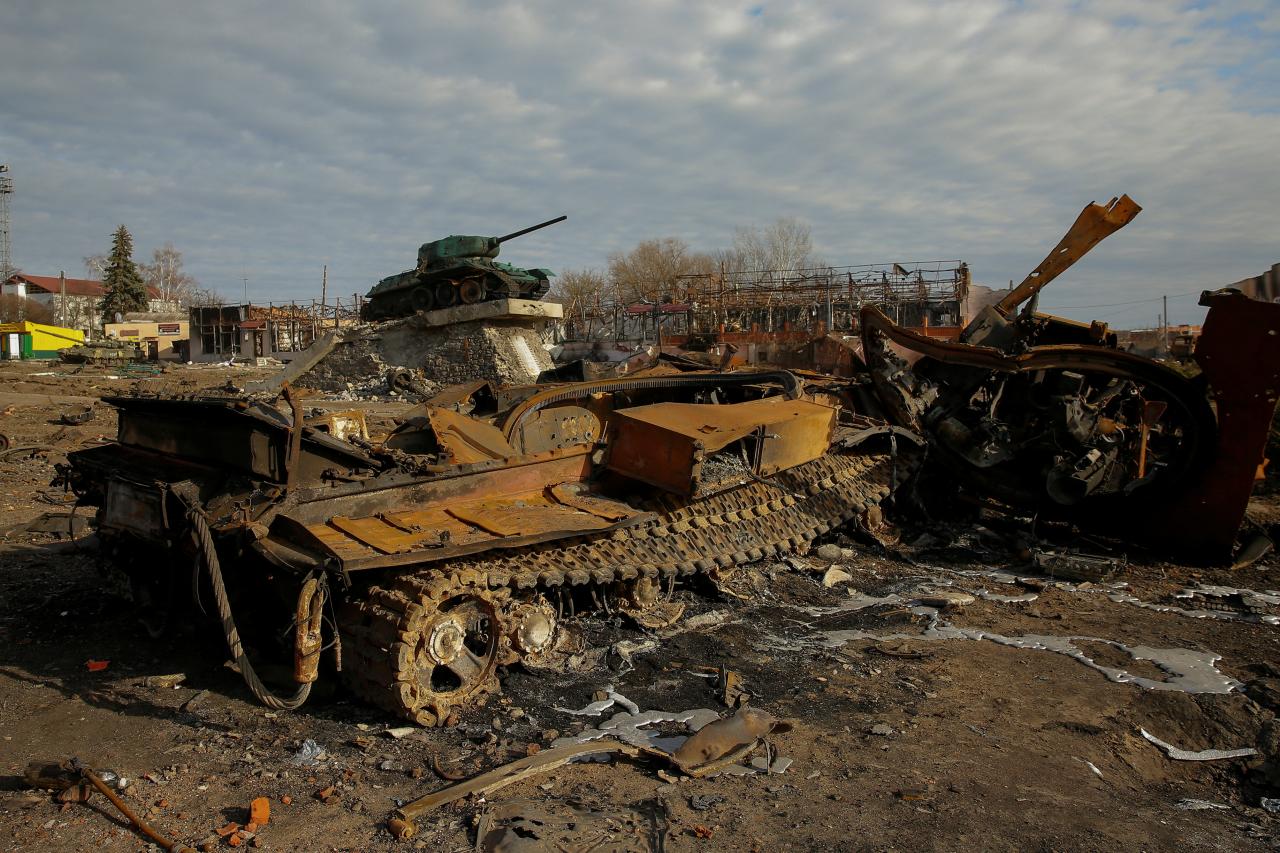 El tanque ruso destruido es visible durante el ataque en curso de Putin contra Ucrania