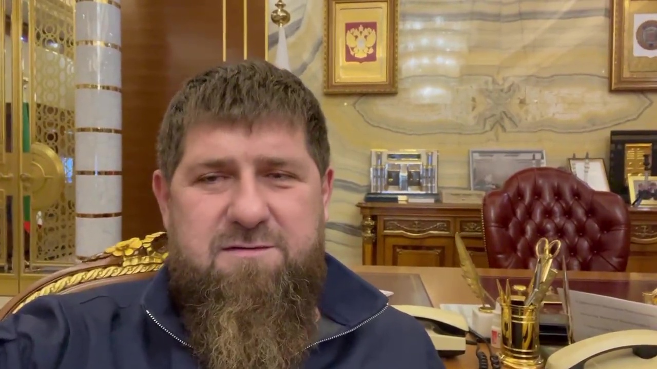 Ramzan Kadyrov en su oficina chapada en oro, incluidas tijeras y bolígrafos dorados