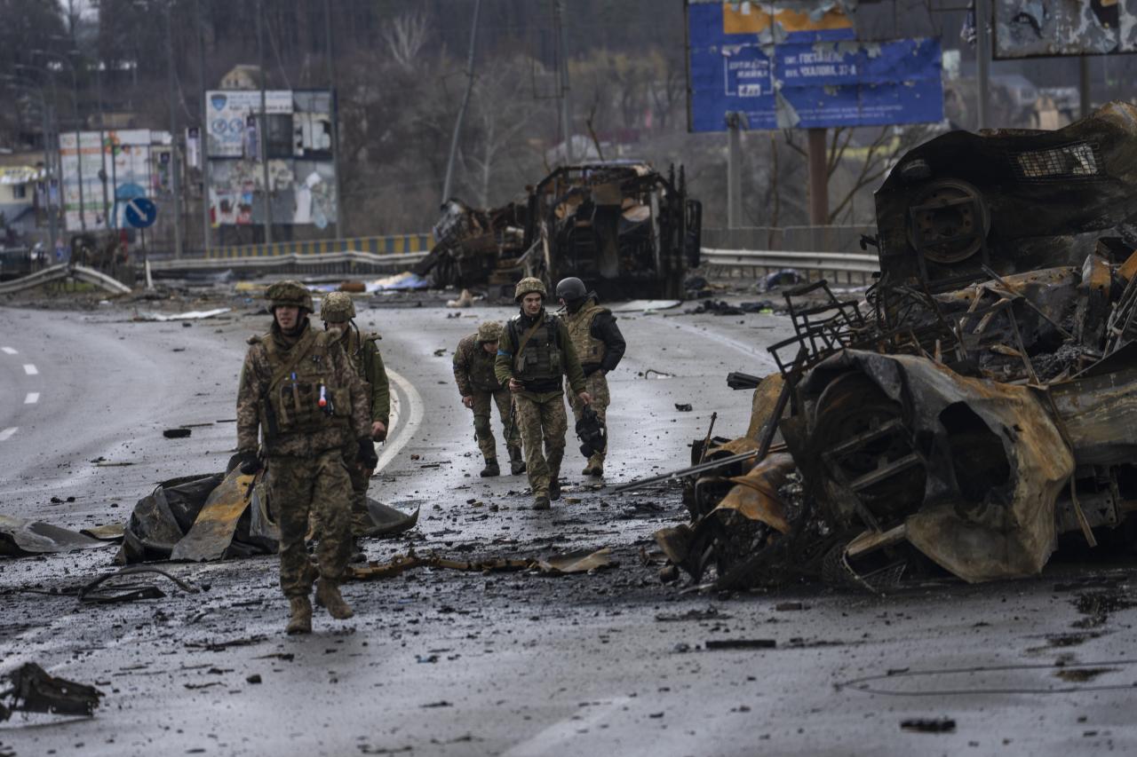 Soldados ucranianos defienden ferozmente a su país contra la invasión rusa