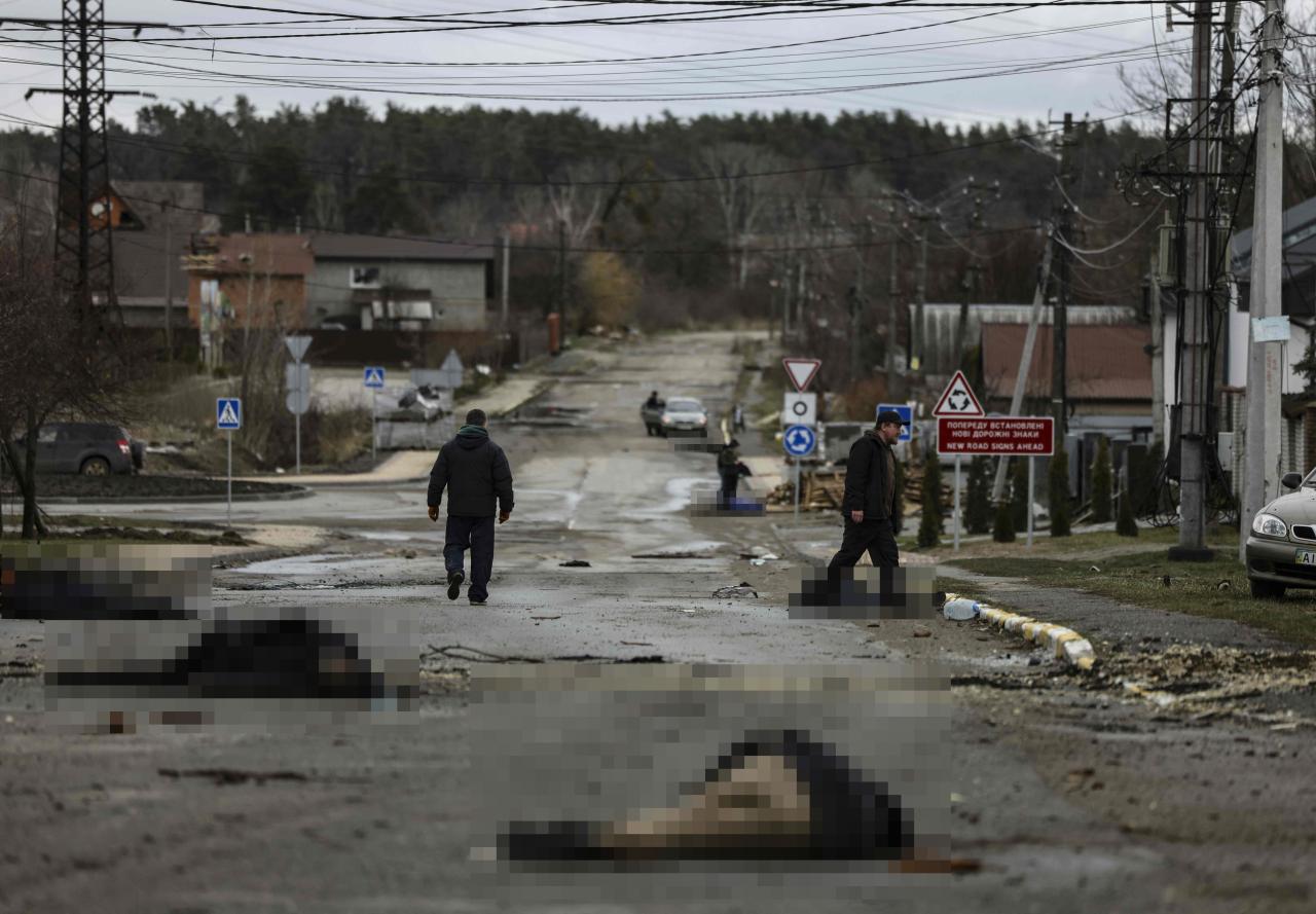 Los cuerpos yacen en una calle de Bucza, al noroeste de Kiev, mientras Gran Bretaña investiga crímenes de guerra.