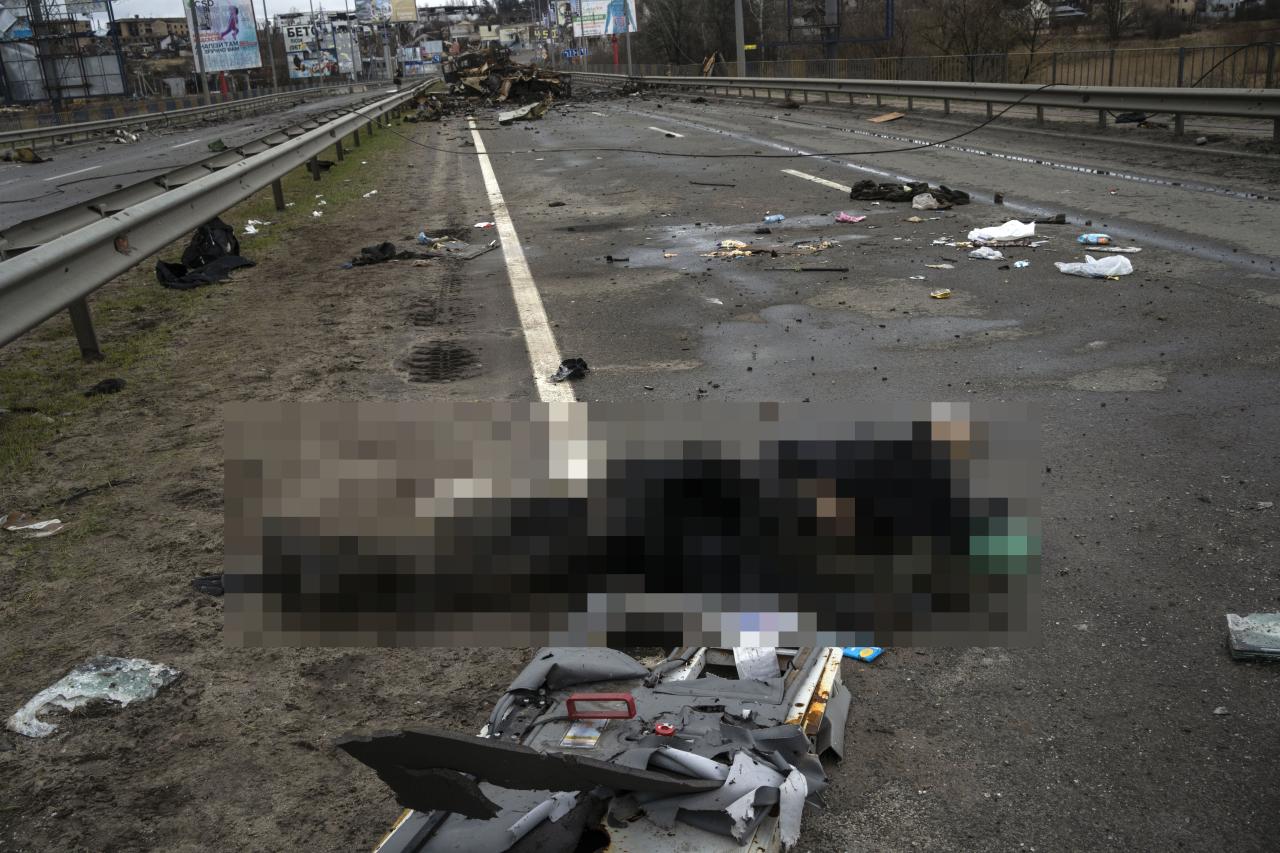 El cadáver de un soldado ruso yace en el suelo en Bucza, en las afueras de Kiev, Ucrania, el sábado.