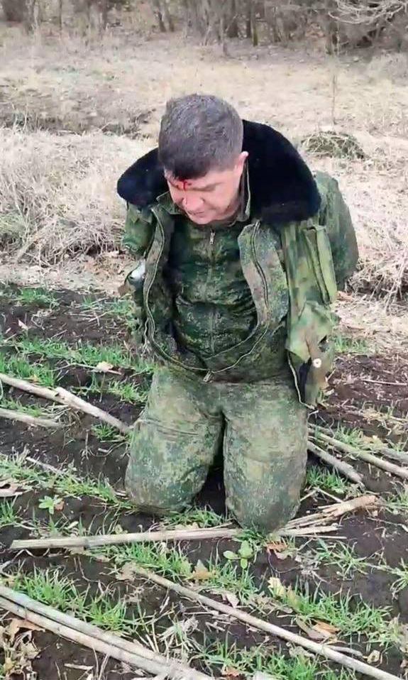Oficiales militares ucranianos dicen que el piloto fue expulsado y capturado tratando de escapar
