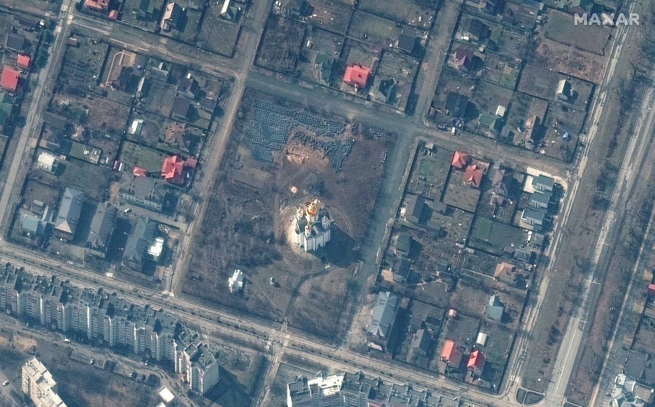 La imagen de satélite muestra una fosa común en la ciudad ucraniana de Bucha.