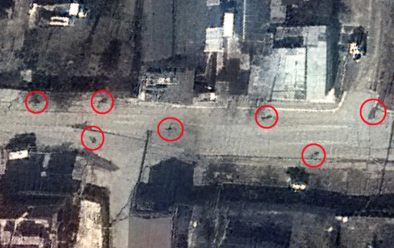 Otra foto tomada el 19 de marzo muestra varios cuerpos que se cree que son víctimas de las tropas rusas en el mismo tramo de carretera.
