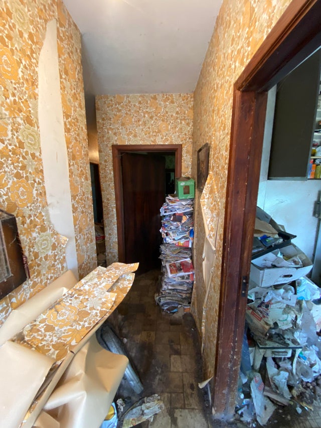 Un vecino afirmó que el inquilino debe haber sido obligado a dormir en el piso