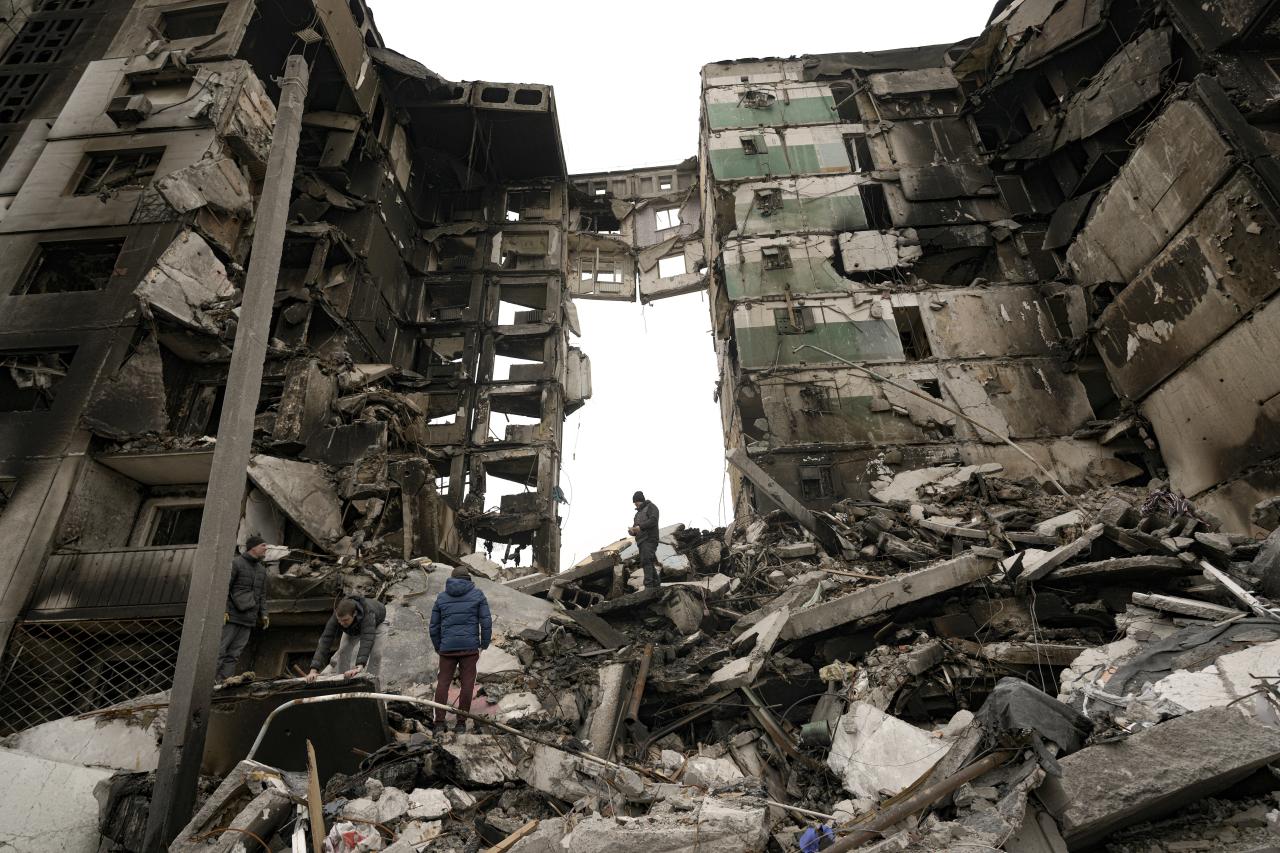 Ruinas de un bloque de apartamentos en la ciudad después de los ataques aéreos rusos