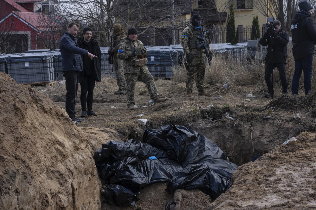 Han aparecido fosas comunes en toda Ucrania mientras los civiles están siendo asesinados.
