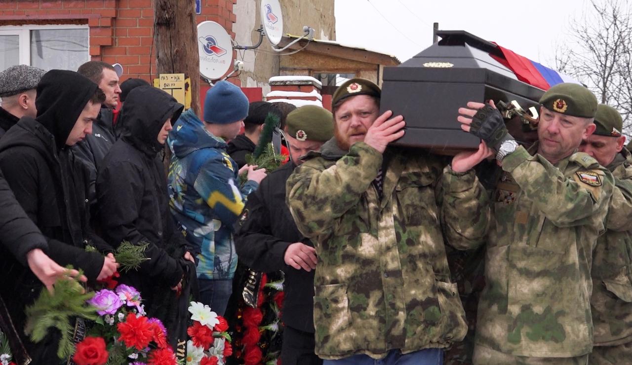 Las familias rusas están enterrando a sus parientes que regresan del frente en Ucrania