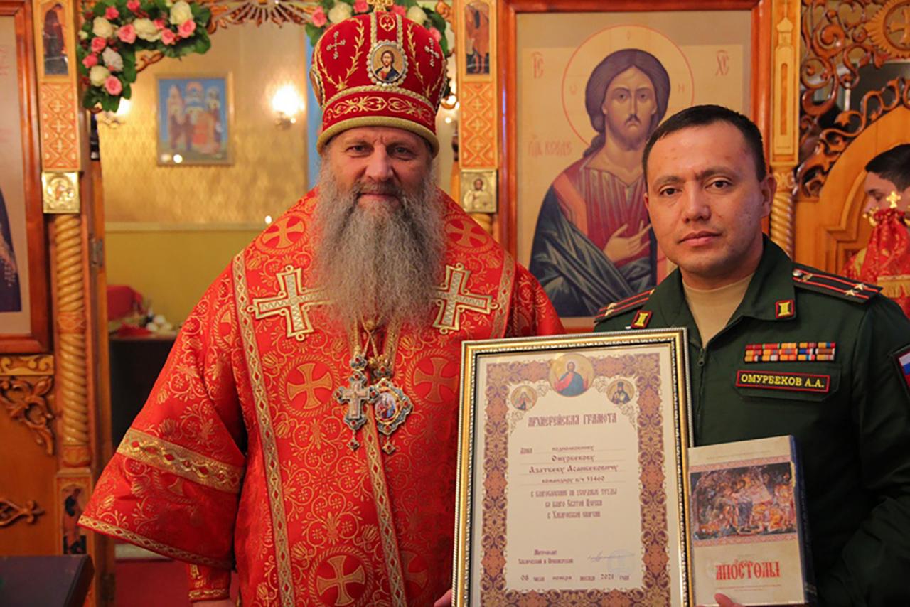 El teniente coronel Azatbek Omurbekov, bendecido por un sacerdote ortodoxo en noviembre, está siendo investigado por crímenes de guerra.