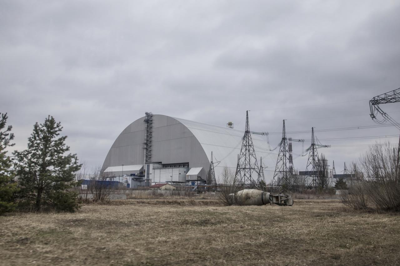 Una enorme cúpula de acero construida alrededor del reactor destruido de Chernobyl