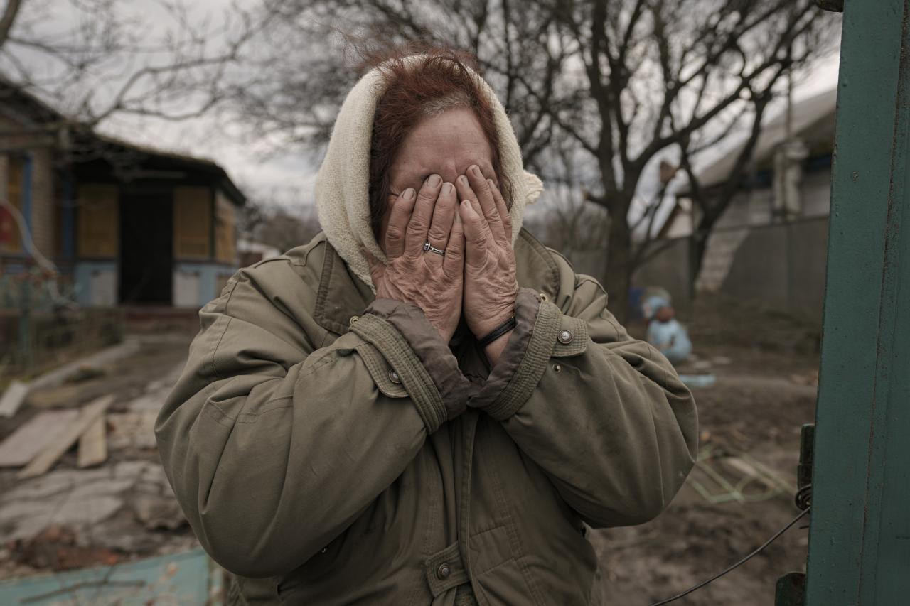 Tetiana Oleksiienko, de 69 años, se asustó al ver un hoyo de 7 metros en su jardín