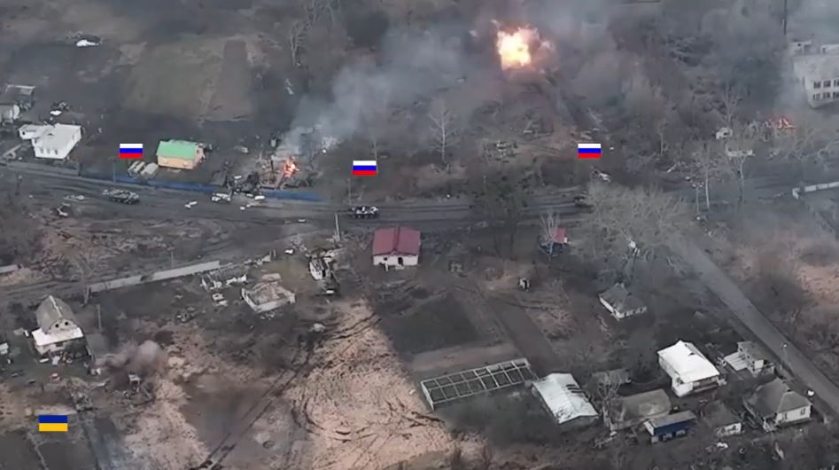 El tanque ucraniano está solo, a metros de los rusos.