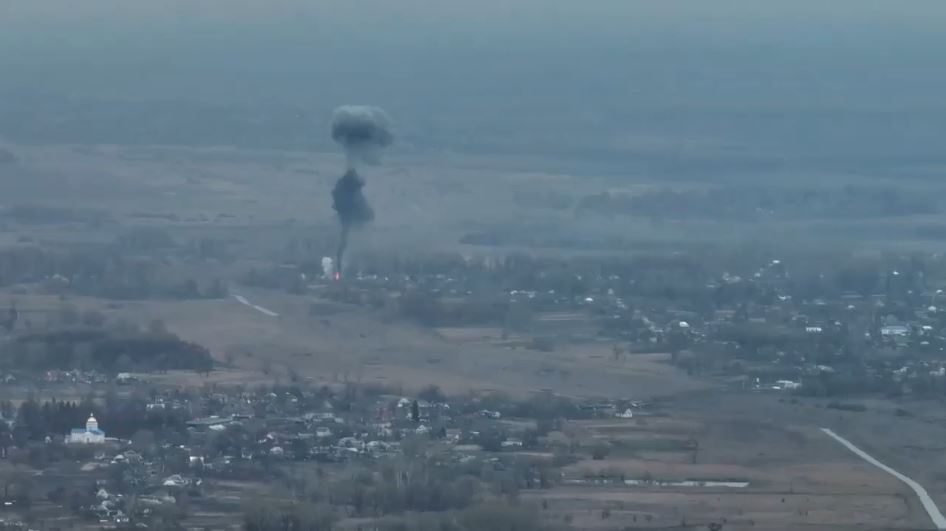 El humo se eleva en el campo de batalla mientras los vehículos rusos se queman