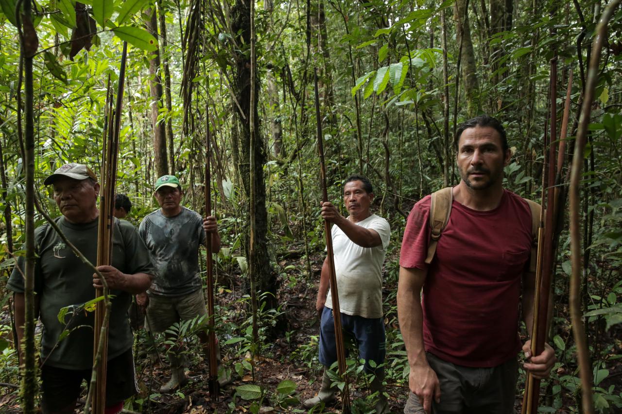 Los cazadores de Wai Wai se unen al aventurero de supervivencia de la televisión en su camino por el Amazonas