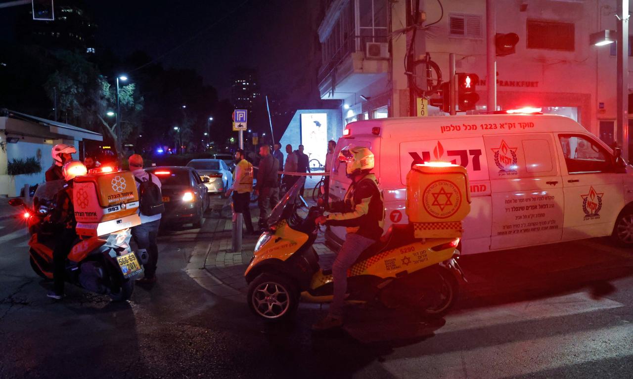 Los primeros rescatistas llegan al lugar del tiroteo en un café en Tel Aviv, en la costa mediterránea de Israel.