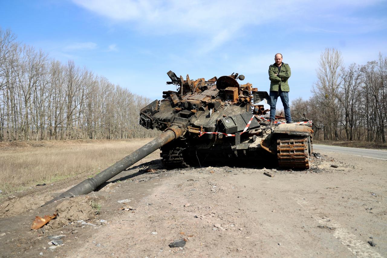 Jerome Starkey of the Sun se encuentra en un tanque de batalla ruso en ruinas