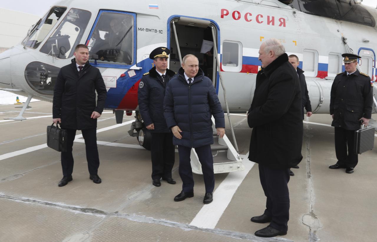 El presidente ruso fue visto junto a una supuesta cartera nuclear rusa cuando se reunió con su aliado Alexander Lukashenka a principios de este mes.