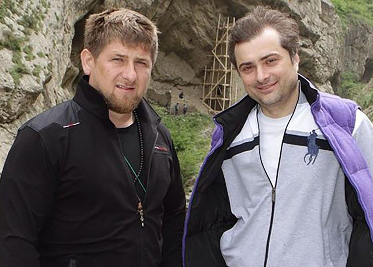 Surkov fue golpeado por sus estrechos vínculos con el líder de Chechenia, Ramzan Kadyrov (l)