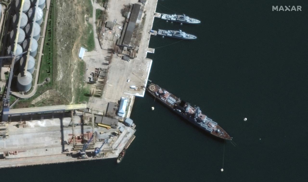 La foto satelital muestra el crucero misilístico ruso Moscú en el puerto de Sebastopol en Crimea el 7 de abril.