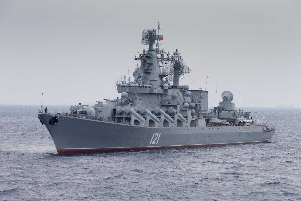 El crucero de misiles ruso Moscú visto en una patrulla en el Mediterráneo