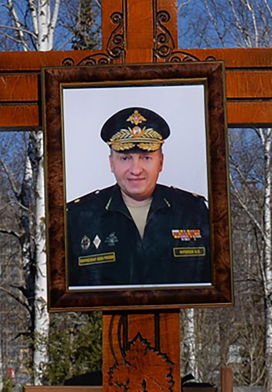 El mayor general Vladimir Frolov fue enterrado en San Petersburgo.