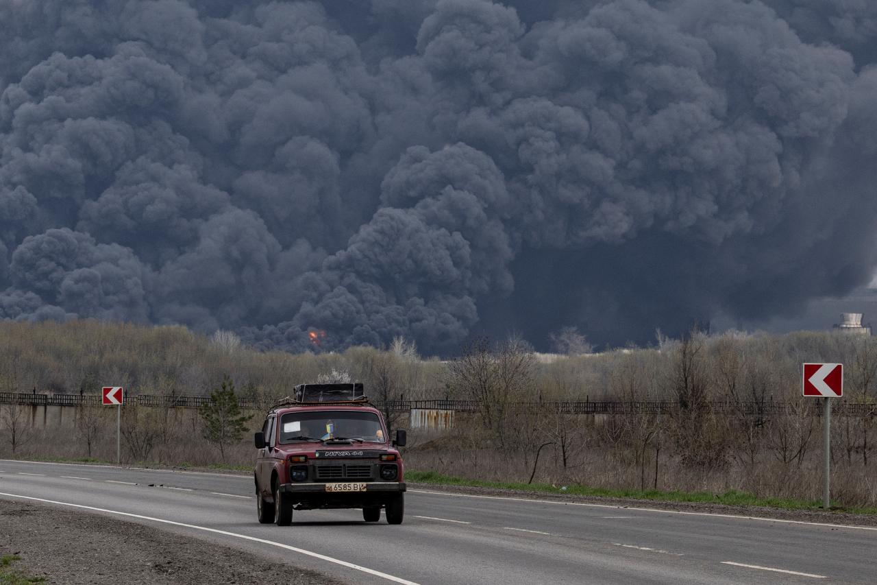 El automóvil pasa por la refinería de petróleo en Lysychansk después de ser alcanzado por un misil en Lysychansk, en la región de Lugansk en Ucrania.