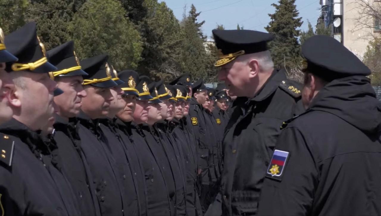 El clip parece retratar al almirante Nikolai Yevmenov reuniéndose con la tripulación de Moscú en Sebastopol.