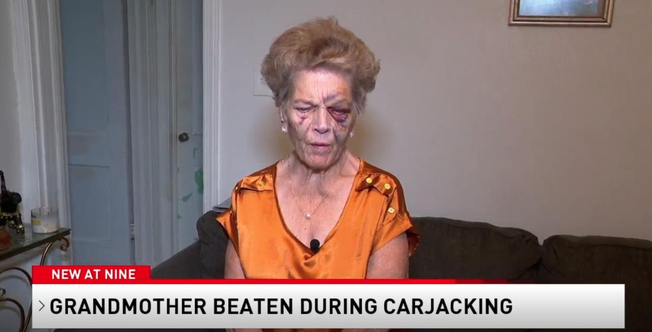 La abuela fue ensangrentada y magullada por un matón que robó su auto