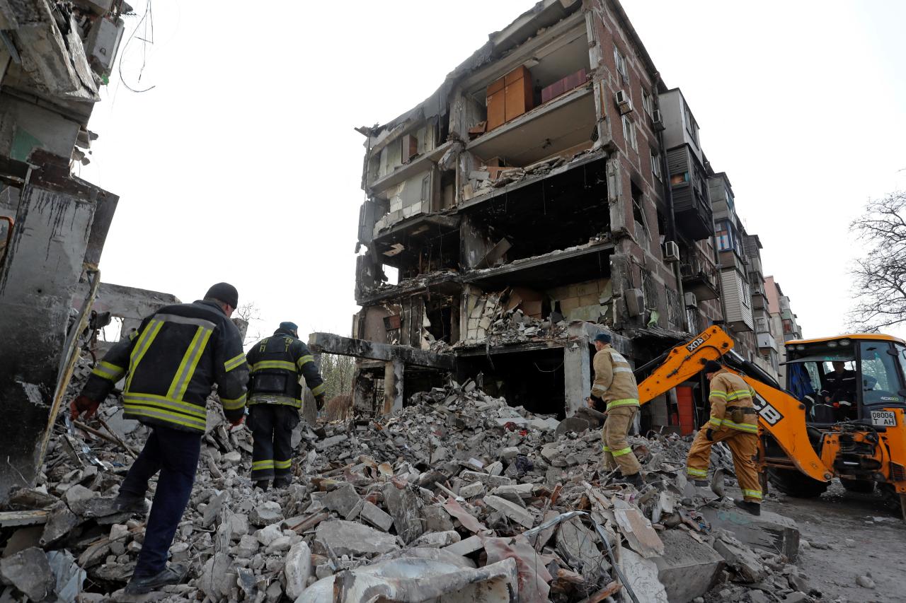 Socorristas trabajan en un edificio de apartamentos en ruinas en Mariupol