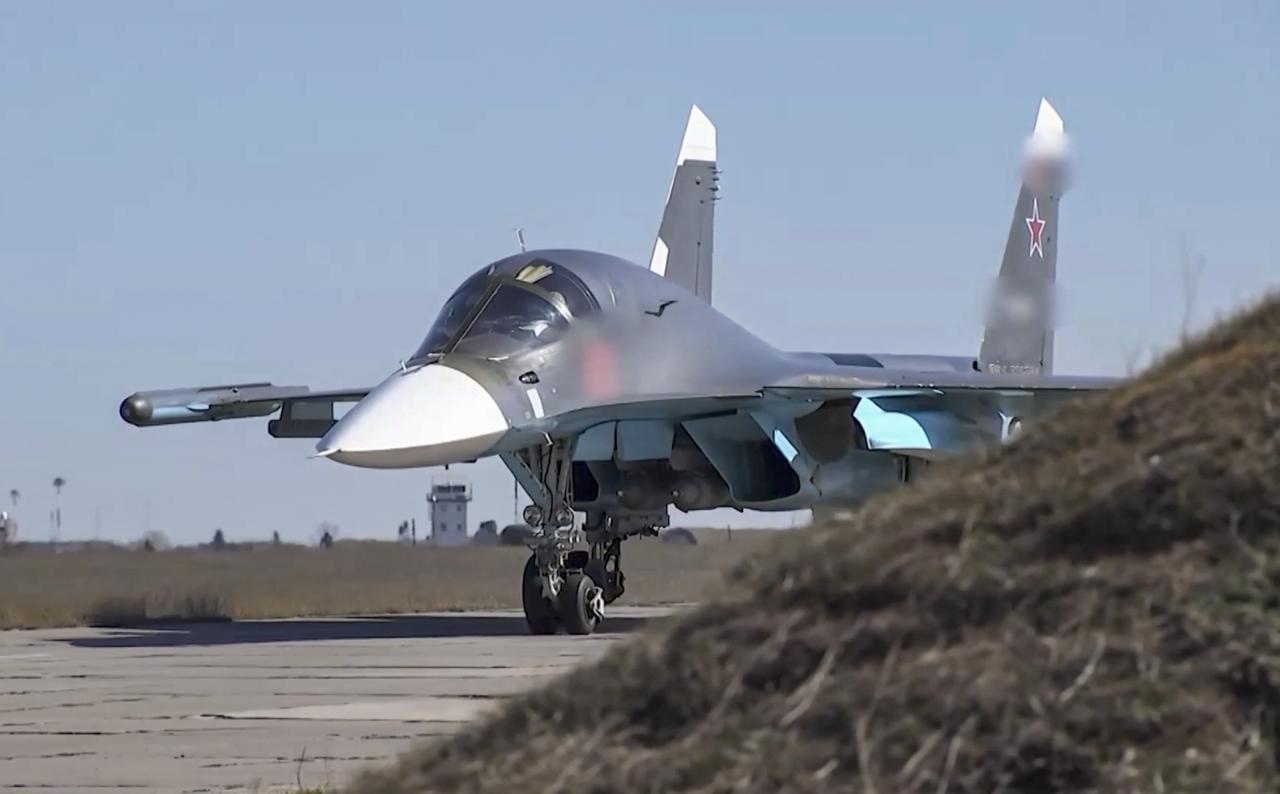 El cazabombardero ruso Su-34 se prepara para despegar para una incursión en Ucrania