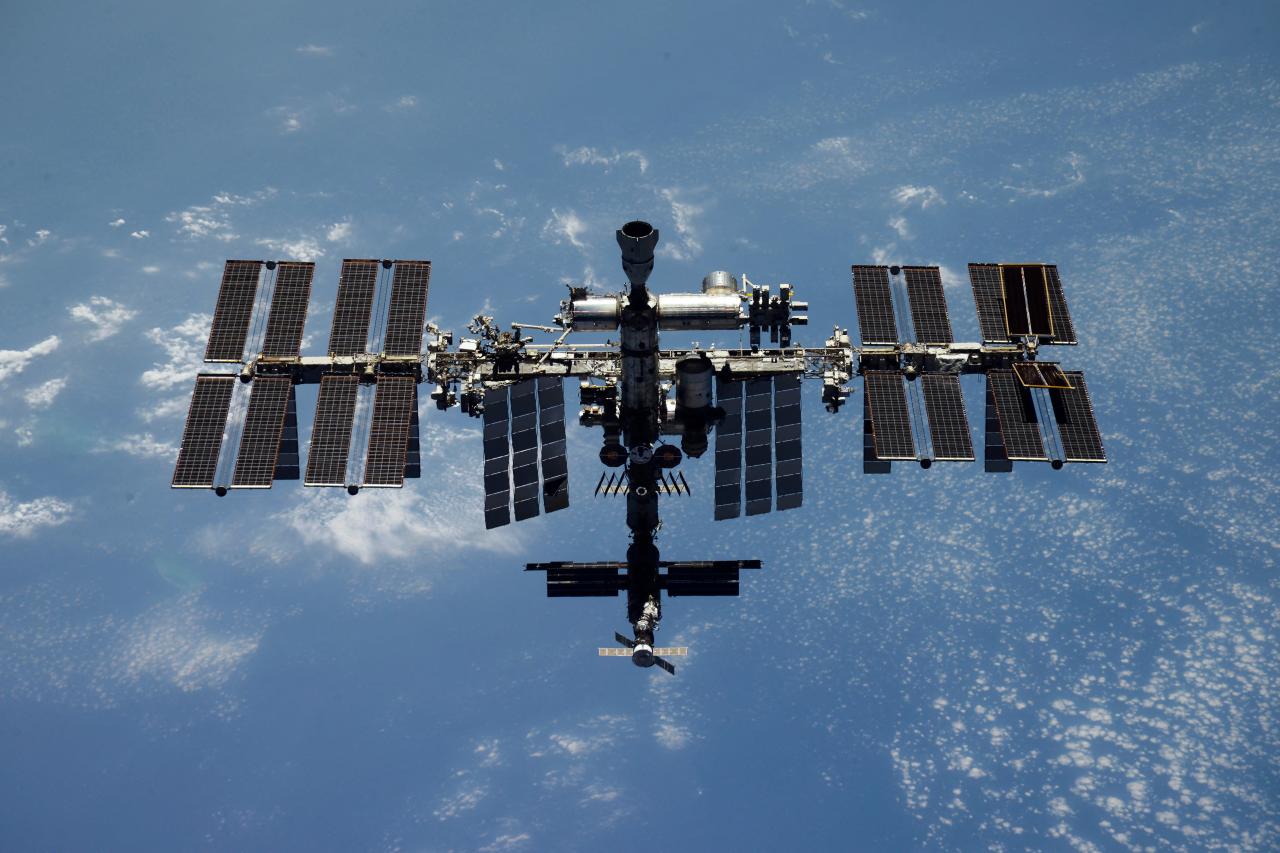 La ISS orbita aproximadamente a 250 millas sobre la Tierra.