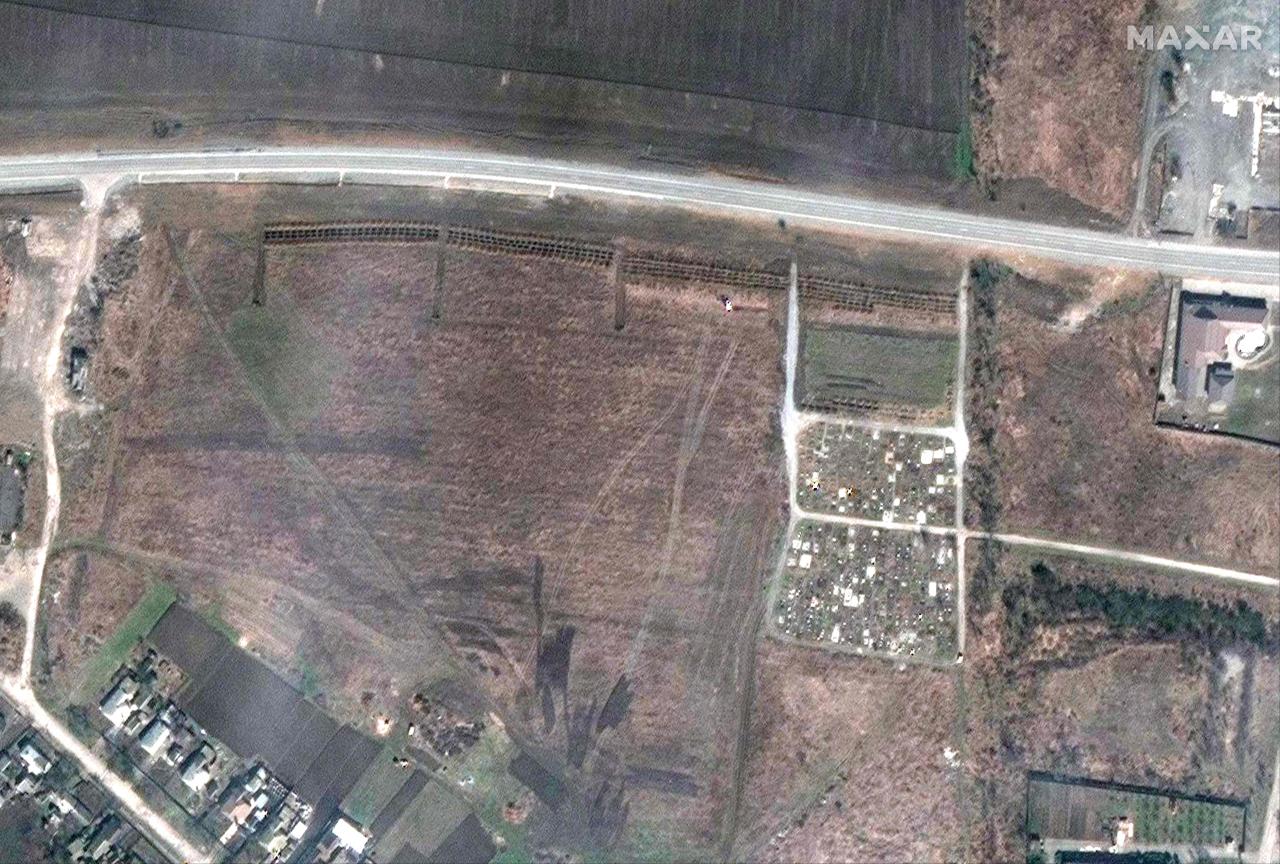 La imagen de satélite muestra una fosa común en las afueras de Mariupol.