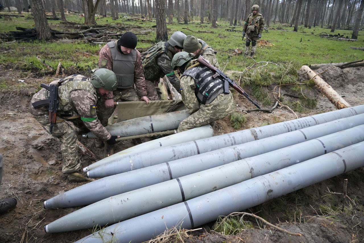 Soldados ucranianos recogen muchos misiles Uragan rusos en el pueblo de Berezówka en Ucrania