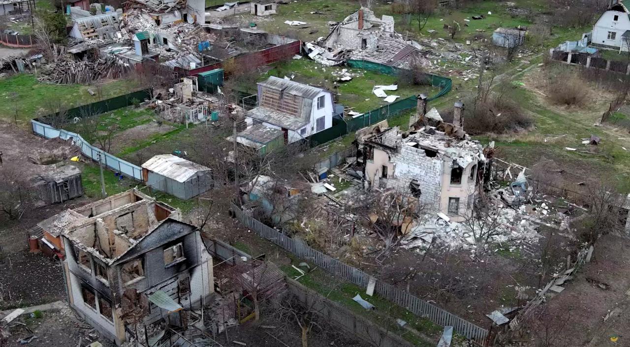 Casas dañadas en el pueblo de Moszczun en la región de Kiev