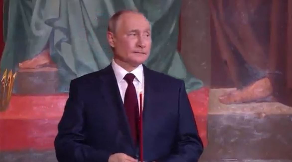 Putin se inquietó y parecía distraído mientras estaba de pie en el altar.